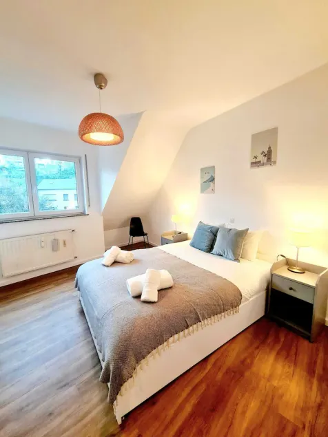 Contemporary 2 bedroom with parking space - Image 1