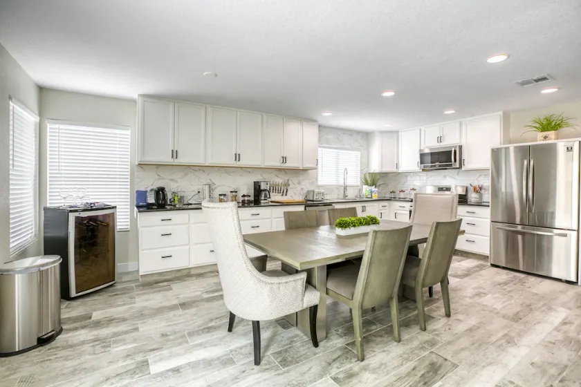 Modern, Fully Renovated 4 Bedroom House - Image 1
