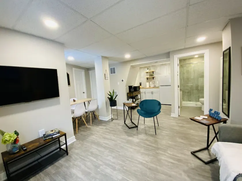 Charming 2 Bedroom Apt. Close to Valparaiso University Short-Term Stays - Image 1
