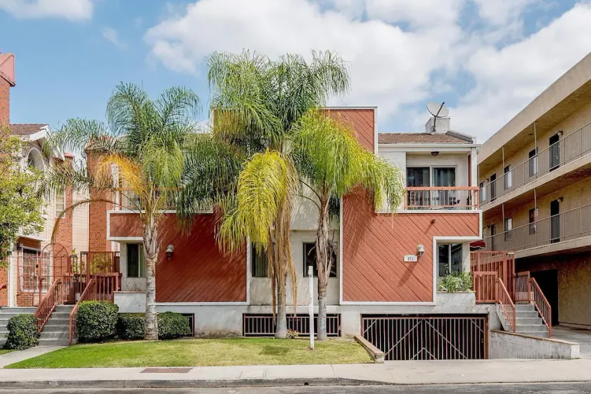 Luxury 2-story Townhouse in North Glendale walking distance to EVERYTHING! - Image 1