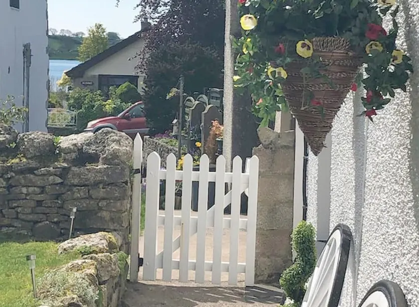 Lakeside Cottage - Sleeps 8 - Garden - Image 1