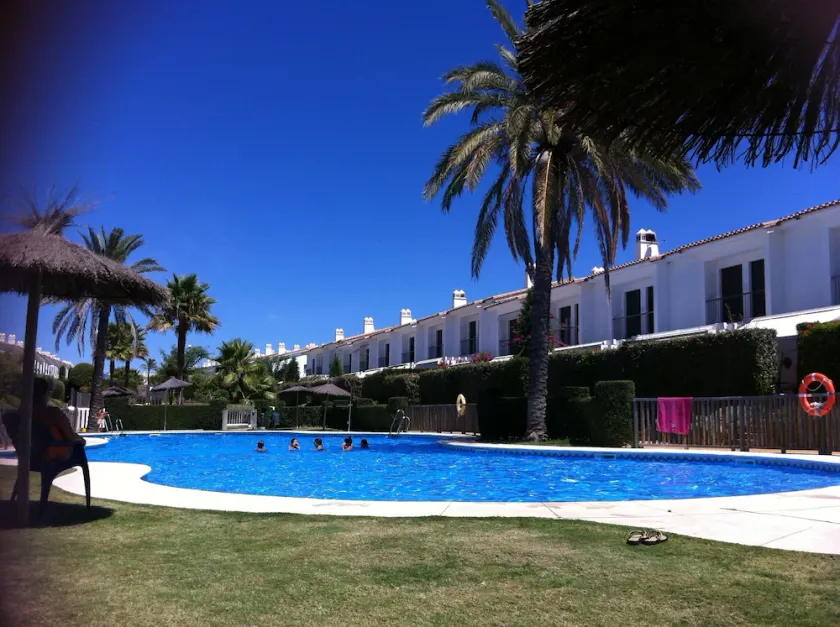 MAGNIFIQUE MAISON À EL ROMPIDO AVEC PISCINE ET COUR DE PADDLE - Image 1