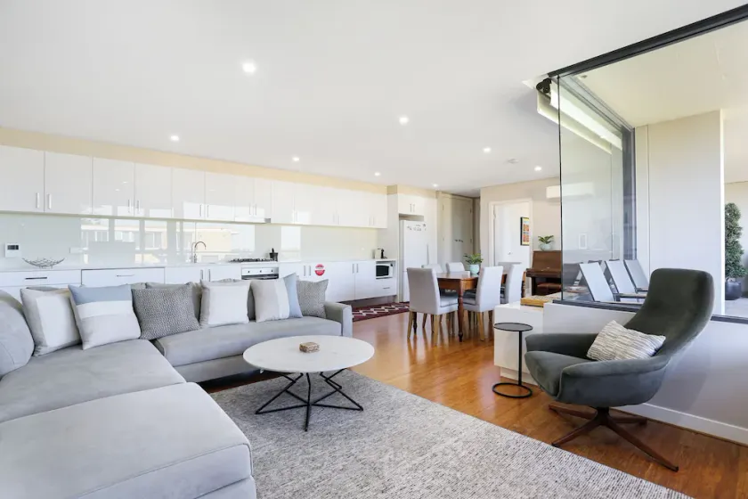 Spacious 2BR luxe Waverton Village apartment w/ harbour glimpses - Image 1