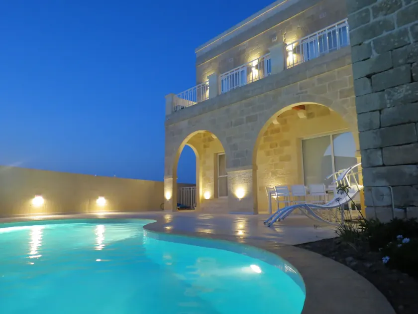 Charming traditional house with an indoor & outdoor pool located in quaint alley - Image 1