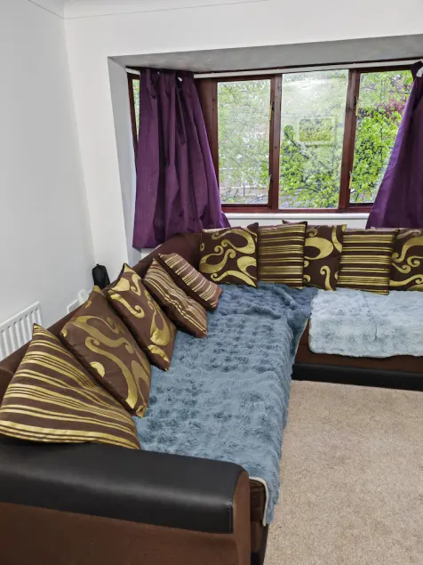 Nice flat with free parking and free wifi. Close to town centre  - Image 1