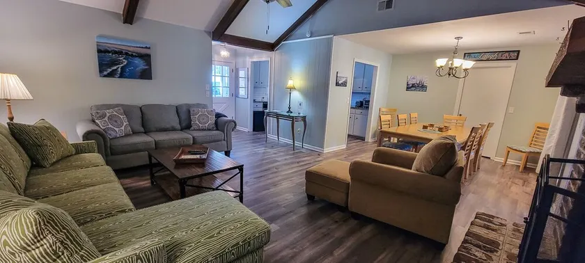 Simply Sunny Fun! 4BR Close to DT Chas & Beaches! Great backyard firepit & games - Image 1