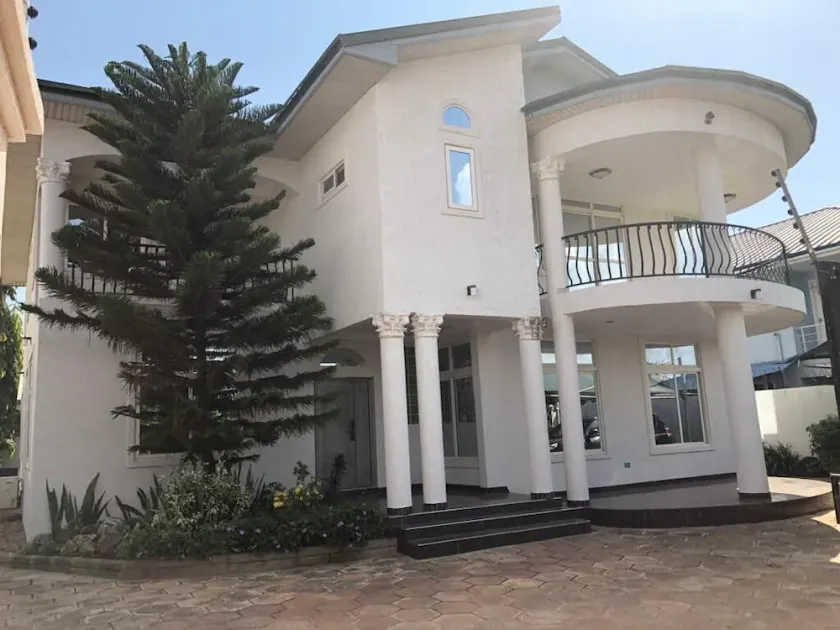 Palatial & Comfy Family Home at East Airport - Image 1