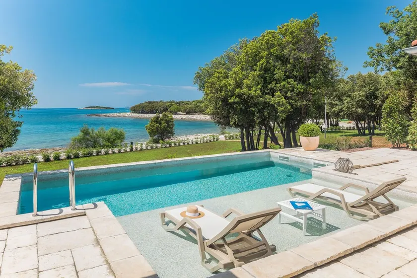Luxury Beach Villas Porto Bus - Image 1