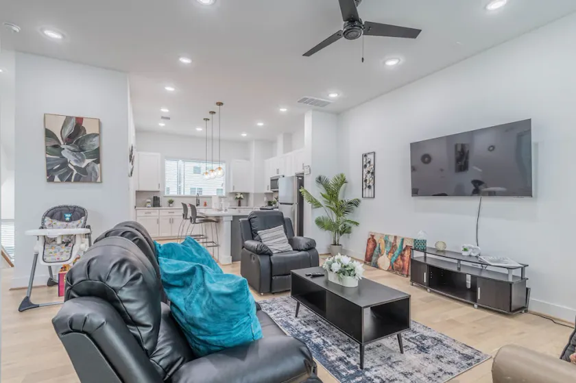 Cozy Duplex Mins to DT/ MCTR, free wi-fi/ Parking - Image 1