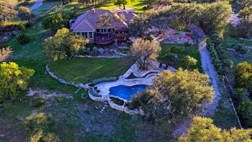 Spacieux 3 acres Hilltop Estate w / vues infinies du célèbre Texas Hill Country - Image 1
