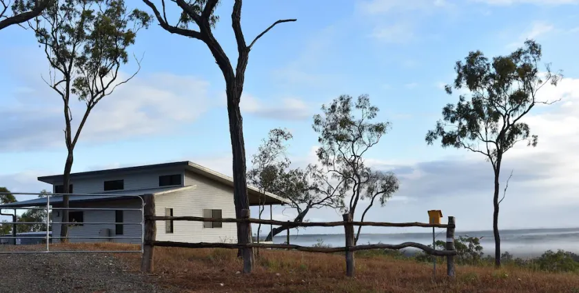 Ironbark House Dimbulah: Boutique Two Bedroom House kigger over Outback - Image 1