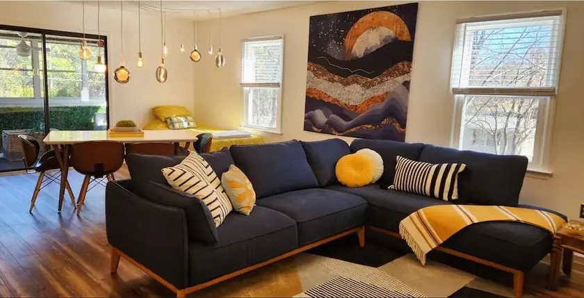 Cool, Retro-styled Home Near Lake Wylie - Image 1