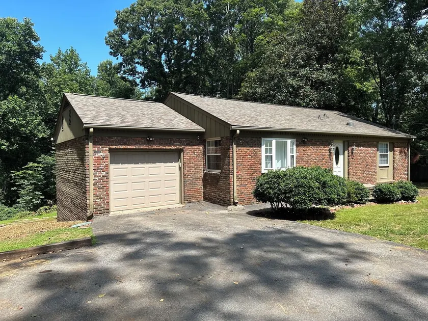 Roomy 4BR home in West Knox w/ Patio - 6mi from UT - Image 1