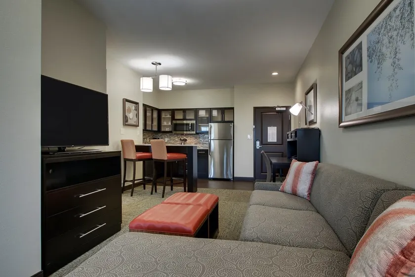 1 Bedroom | Outdoor Pool, Free Wi-Fi & Breakfast - Image 1