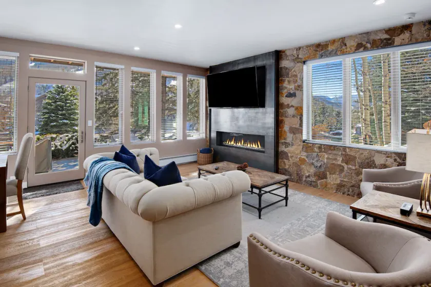Newly remodeled modern condo. Pool/hot tubs. Walk to town over pedestrian bridge - Image 1