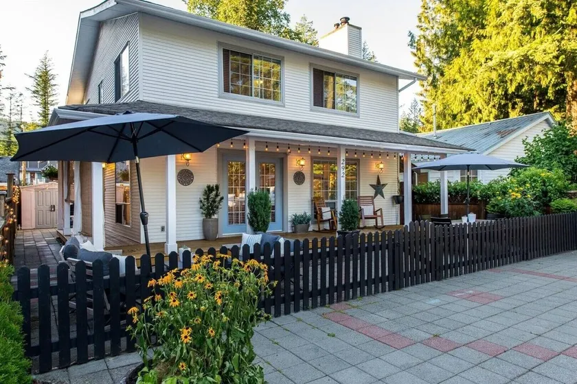 Cultus Lake Cottage- 5 bedroom 3 bathroom- Walking distance to beach - Image 1