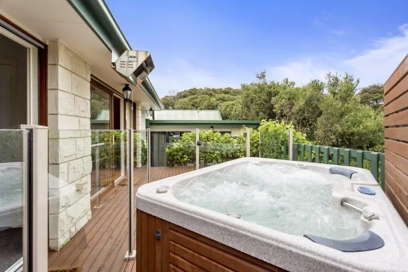 LIMESTONE BEACH COTTAGE, 4 BEDROOMS, 3 BATHROOMS, HOT TUB SPA, BLAIRGOWRIE - Image 1