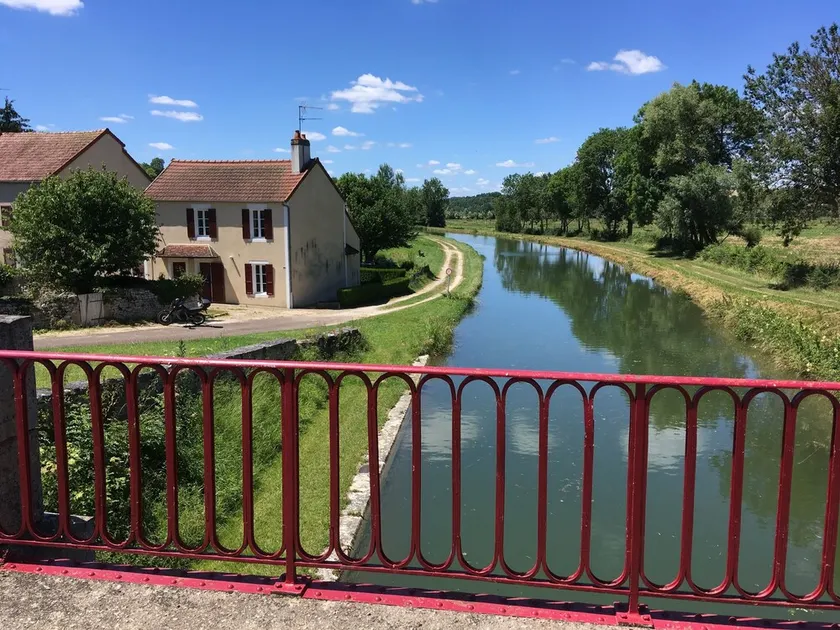 Affascinante casa sul canale del Nivernais - Image 1