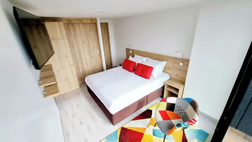 2 BEDROOM FAMILY APT - Image 1