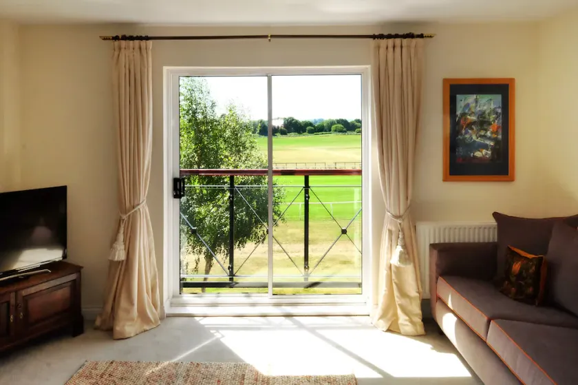 Central Stratford, 3 bedrooms, sleeps 6, easy walk to town, Parking, Self Catering, Great View - Image 1