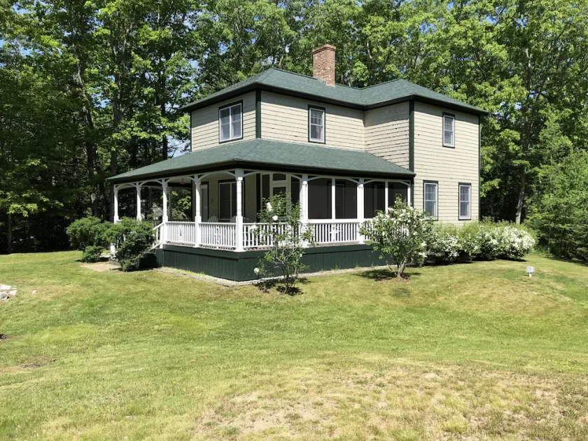 The Round Pond Getaway. Screened Porch · Fire Pit · Walk to Harbor - Image 1