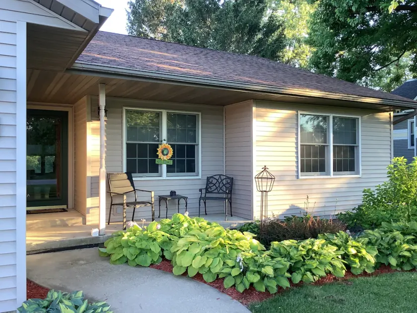 The Farmhouse- country charm, room for family visiting, relaxing, or gathering - Image 1