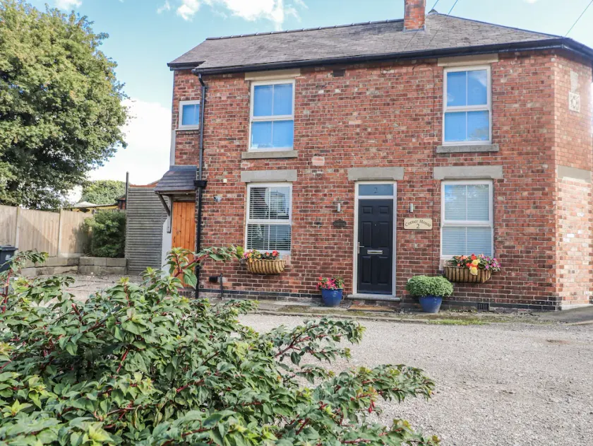 CORNER HOUSE COTTAGE, pet friendly in Ilkeston - Image 1
