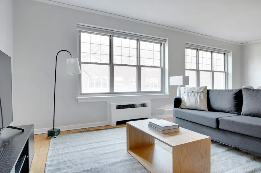 Sleek Evanston 1BR w/ Dishwasher, walk to Northwestern, by Blueground - Image 1
