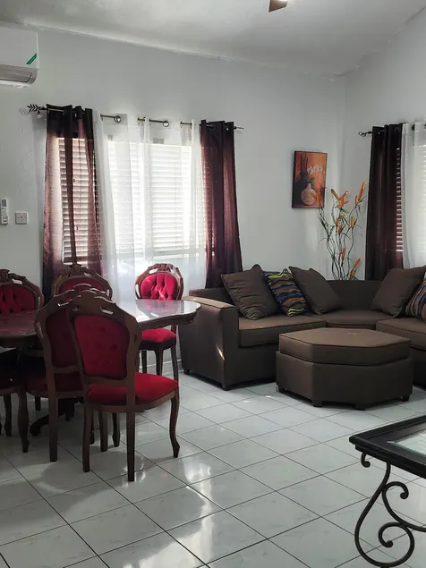 Spacious 2 bedroom, 1 bathroom detached house -- 15 minutes from beach! - Image 1