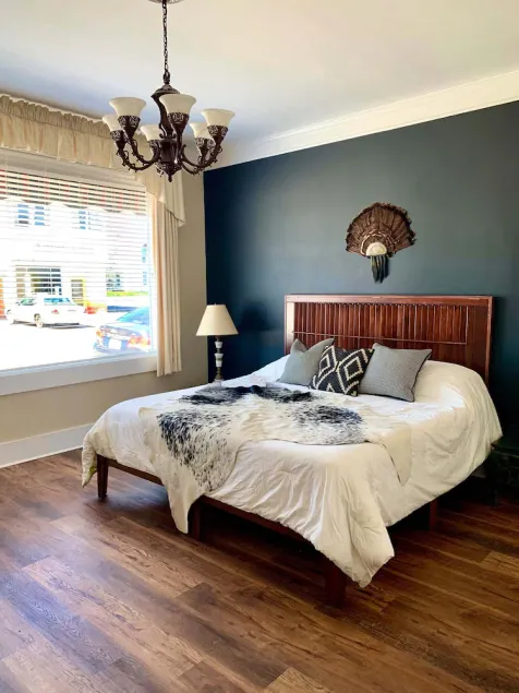 Artsy pet-friendly king room/historic railroad inn - Image 1