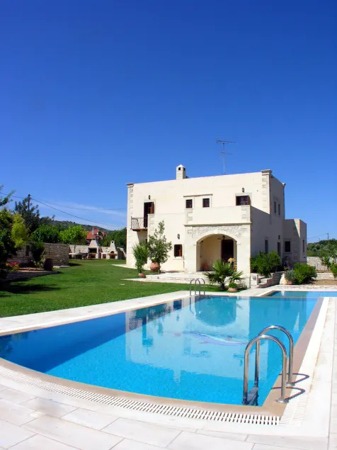 Villa luxueuse avec un grand jardin et une piscine privée dans un cadre préservé - Image 1