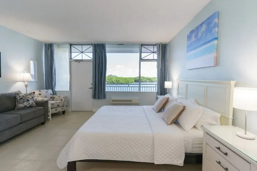 401 Getaway to a ... · U401 Balcony w/ River & Sunrise View! Resort Amenities! Free Parking/Wifi - Image 1