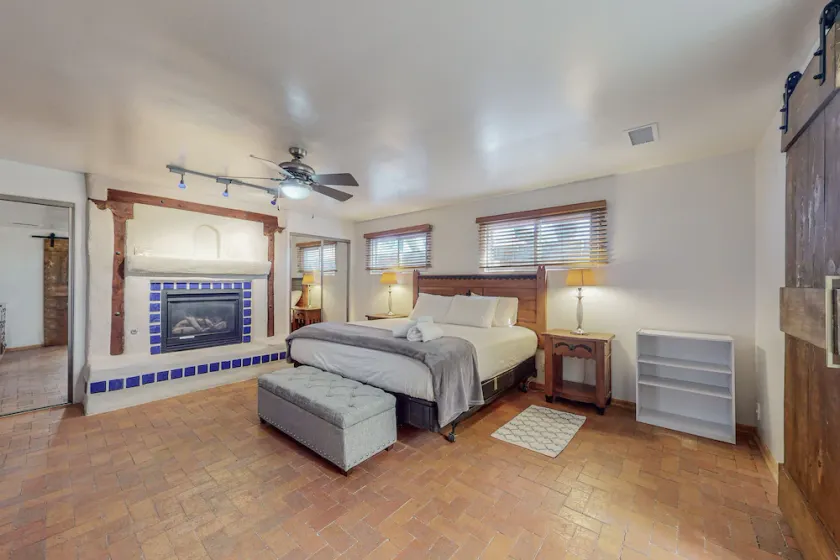 Special 50% off: UNM/ Knobhill 1King BR-Retreat - Image 1