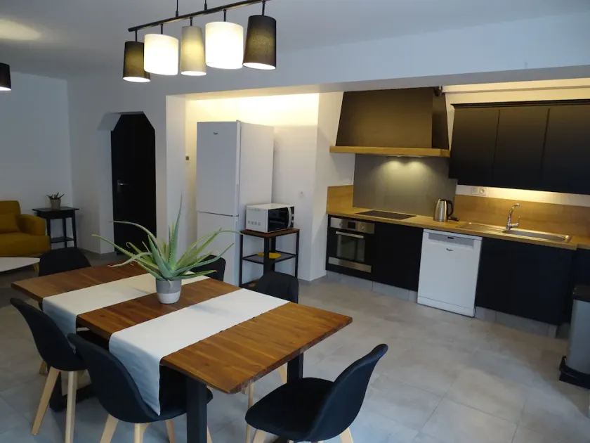 Cosy renovated house near the lake - Image 1