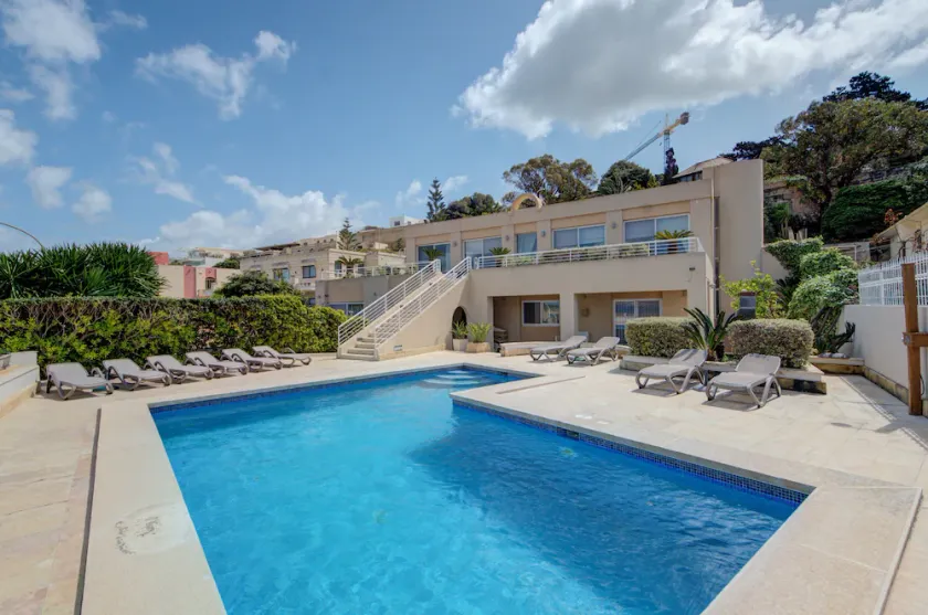 Privat strandvilla med pool och utsikt. - Image 1