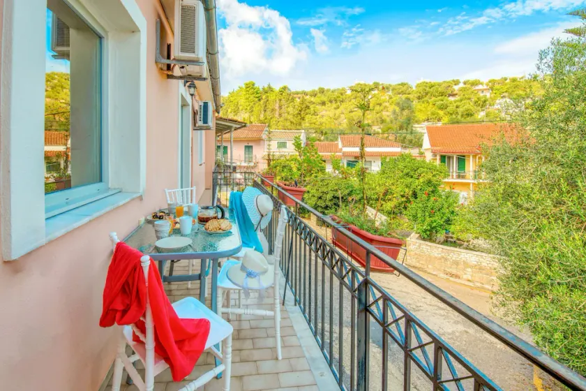 Loggos Haven: Chrisoula's upper-floor escape. Modern comforts, short walk to beaches. - Image 1