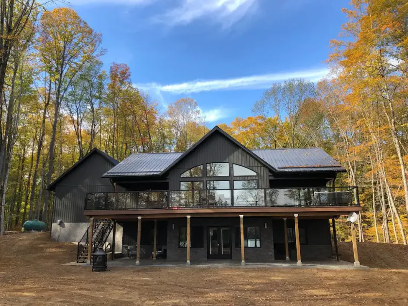 Carson’s Cottage - Explore 5 Acres with Waterfront - Image 1