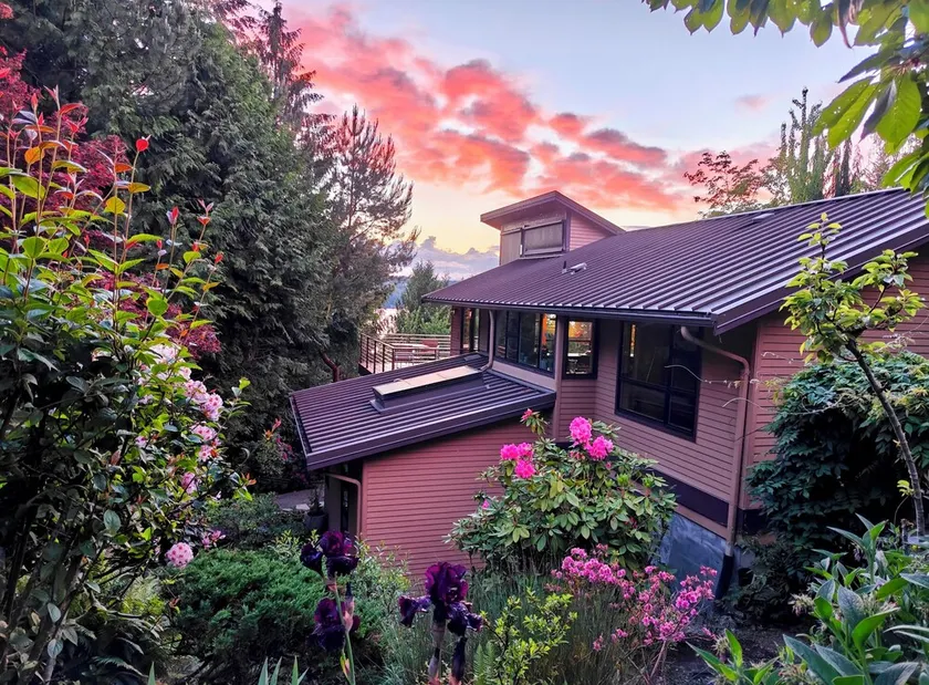 Modern Hillhouse with Lake Washington Views - Image 1