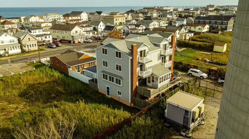 Huge 3BR, 3Bath, 2000 sqft. short walk to beach - Image 1