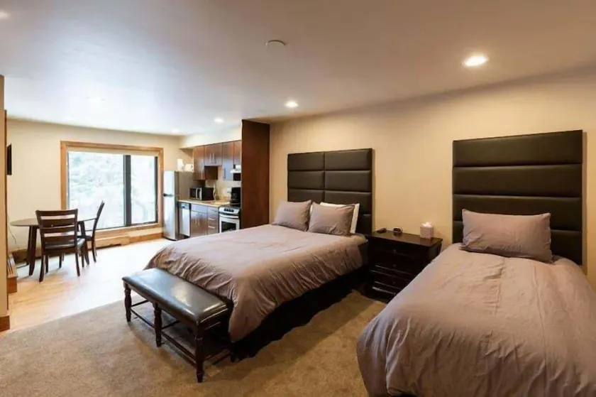Spacious Condo with Outdoor Heated Pool and Hot Tubs - Image 1