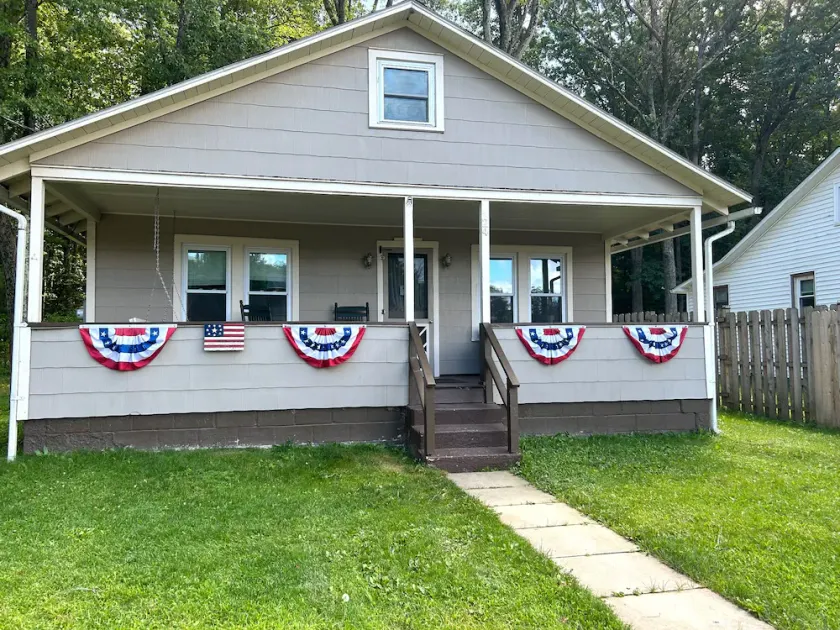 Lake Community Cottage - Image 1