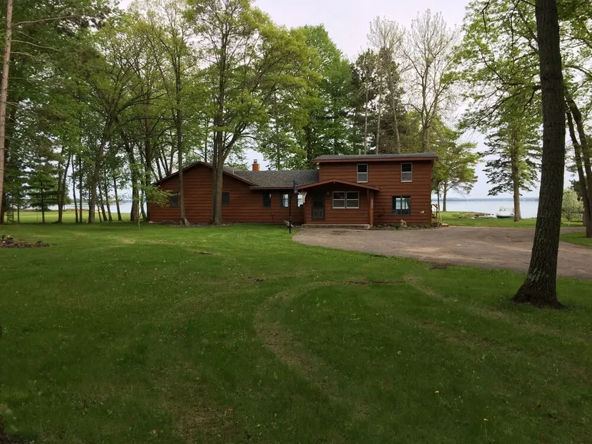 Familievenlig Leech Lake Home på tre niveauer acres af Lakeshore - Image 1