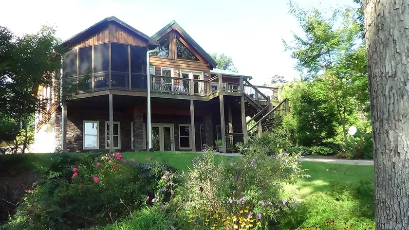Belle maison rustique au bord du lac, 4 kayaks, flotteurs, location de ponton, Wi-Fi gratuit - Image 1