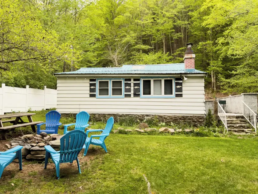 Cozy small cabin with lake access. Dog Friendly! - Image 1