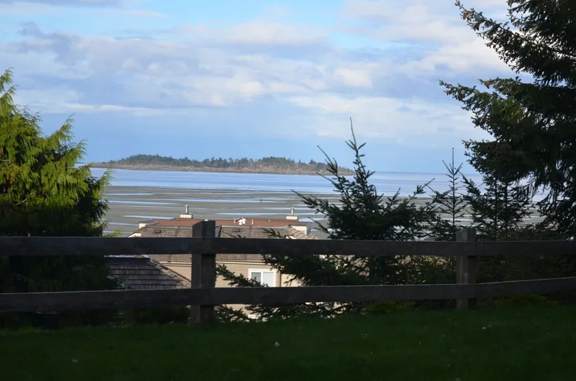 Pacific Tide Beach House, Resort Drive, Rathtrevor Park, Ocean View !! - Image 1