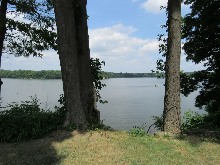 Lakefront home on 1.6 acres - Image 1