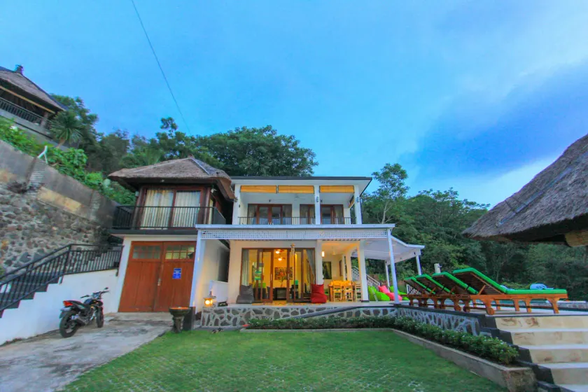 Rinisha Rumah Senja, kostenloses Frühstück und spektakulärer Sonnenuntergang mit Meerblick Lovina Bali - Image 1