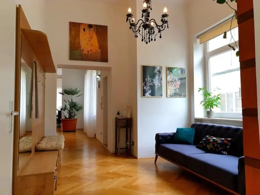 Sunny and spacious apartment near city centre - Image 1