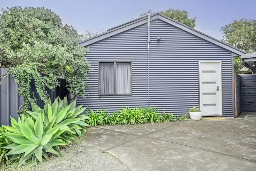 Stylish new studio apartment easy walk to beach - Perfect for romantic getaway - Image 1