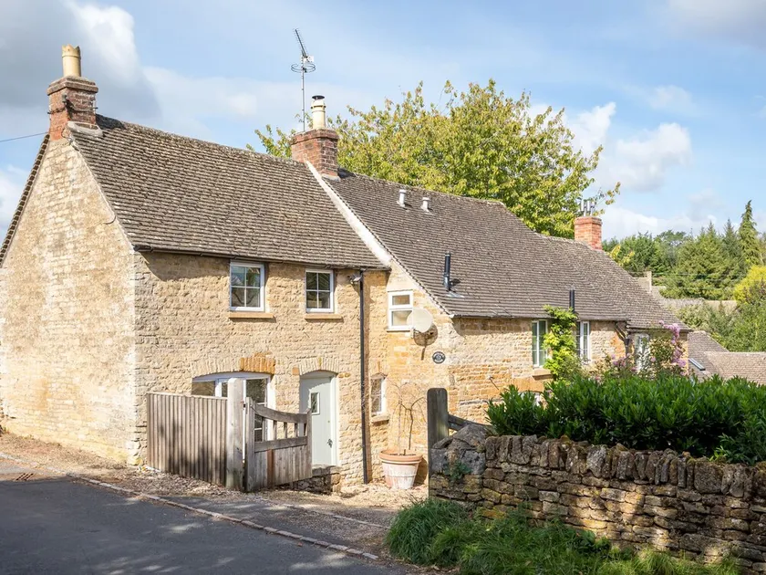 ORCHARD HOUSE, pet friendly, with open fire in Stow-On-The-Wold - Image 1